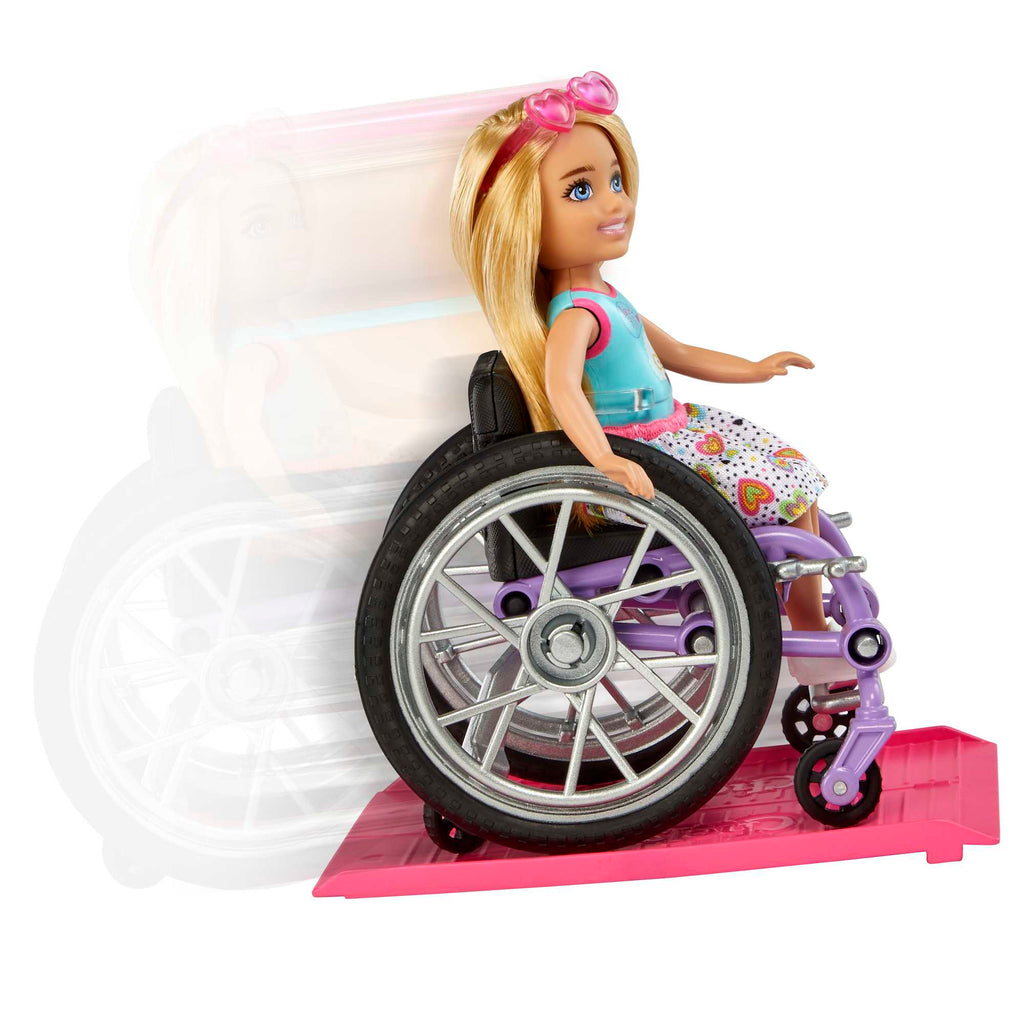 Barbie Chelsea Tekerlekli Sandalyeli Bebek - Rampalı, Çıkartmalı Set - 3 Yaş ve Üzeri
