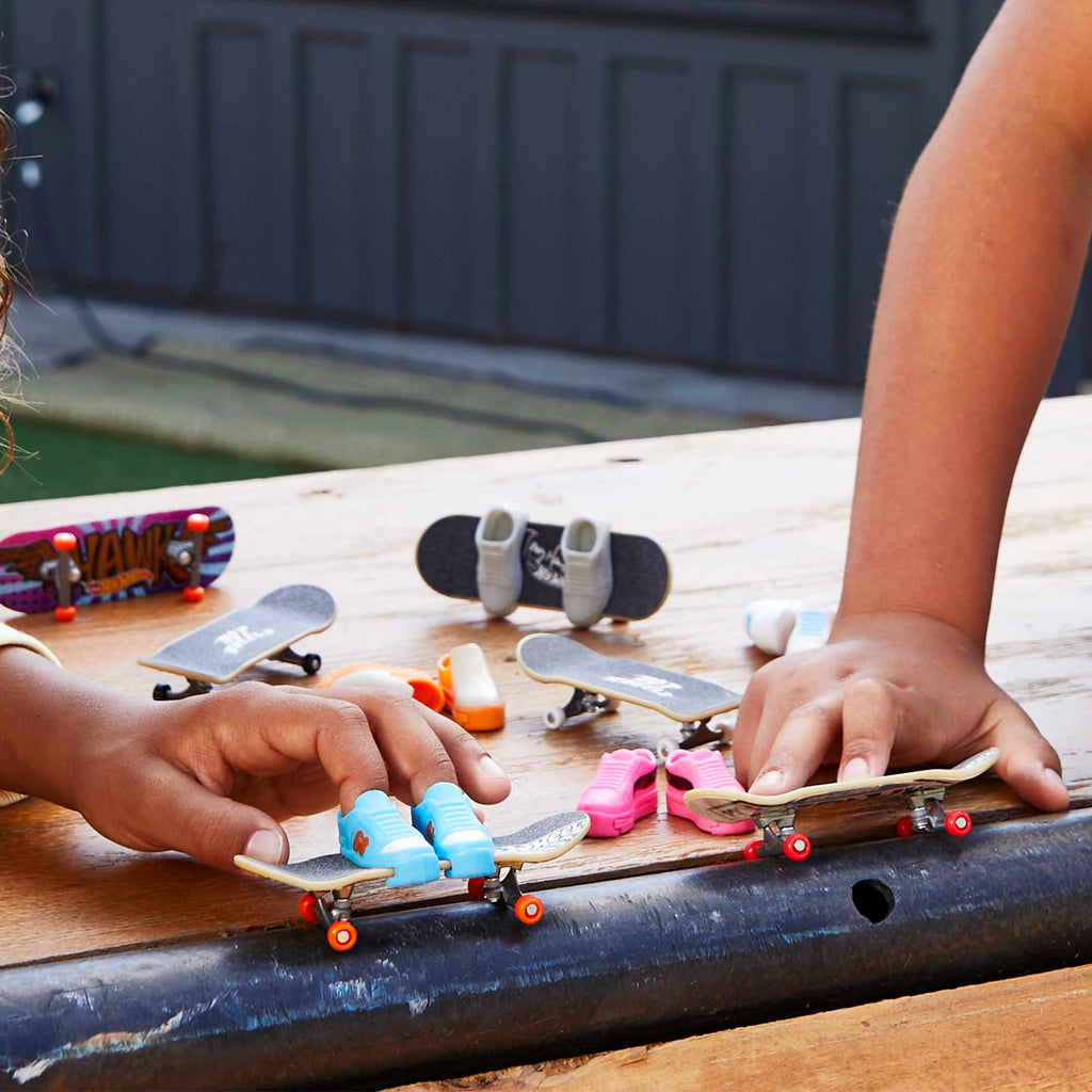 Hot Wheels Skate Parmak Kaykay ve Ayakkabı Paketleri, Tony Hawk parmak kaykayı ve kaykay ayakkabıları, çocuklara uygun oyuncak (Stilleri değişiklik gösterebilir.)