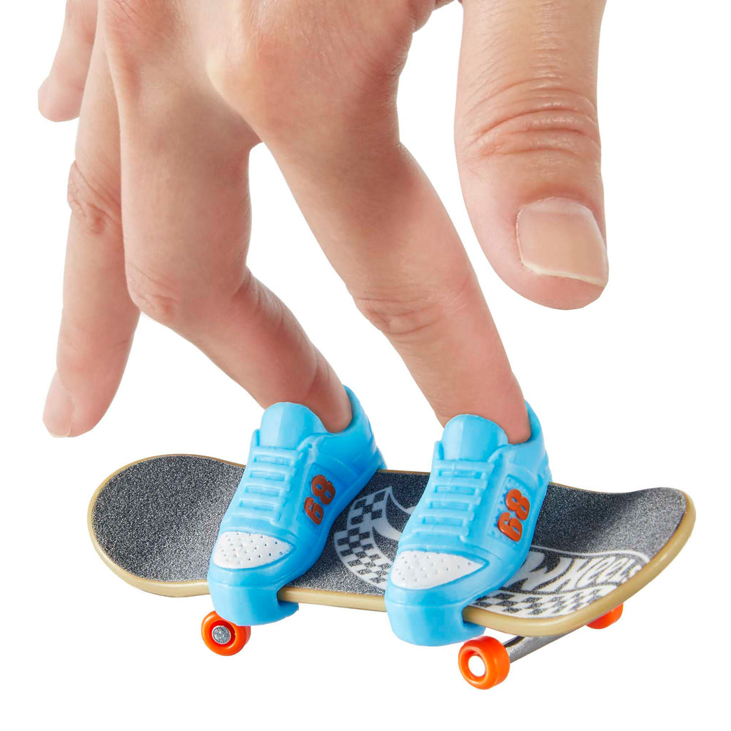 Hot Wheels Skate Parmak Kaykay ve Ayakkabı Paketleri, Tony Hawk parmak kaykayı ve kaykay ayakkabıları, çocuklara uygun oyuncak (Stilleri değişiklik gösterebilir.)