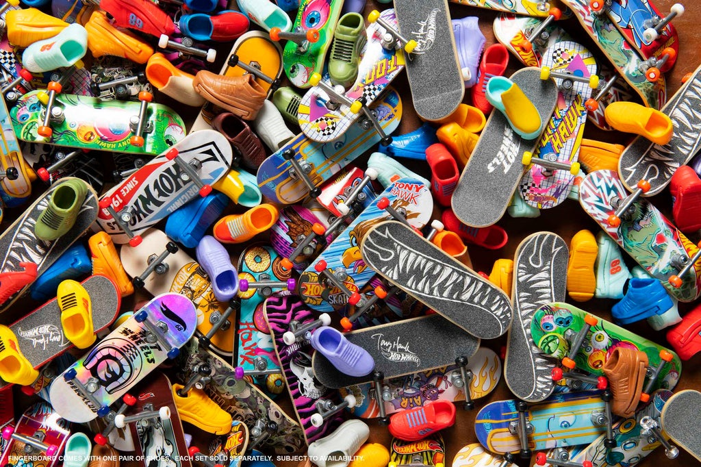 Hot Wheels Skate Parmak Kaykay ve Ayakkabı Paketleri, Tony Hawk parmak kaykayı ve kaykay ayakkabıları, çocuklara uygun oyuncak (Stilleri değişiklik gösterebilir.)