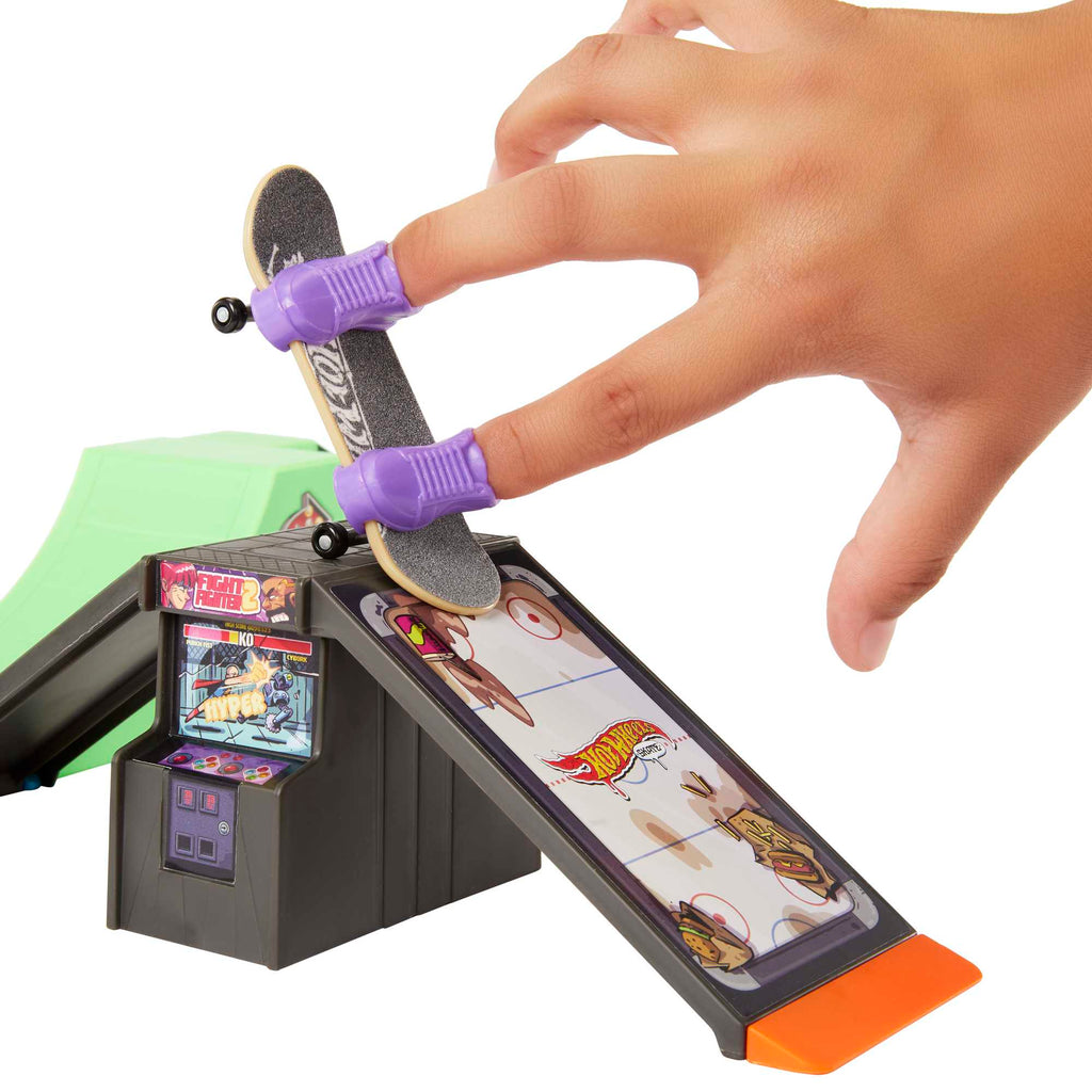 Tony Hawk Parmak Kaykayı ve Kaykay Ayakkabısı içeren Hot Wheels Skate™ Parmak Kaykay Macerasına Başlangıç Setleri