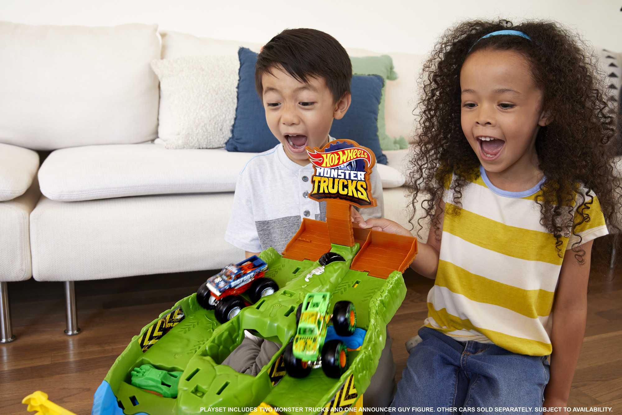2 adet 1:64 ölçekli oyuncak arabasıyla Hot Wheels® Monster Trucks oyun seti