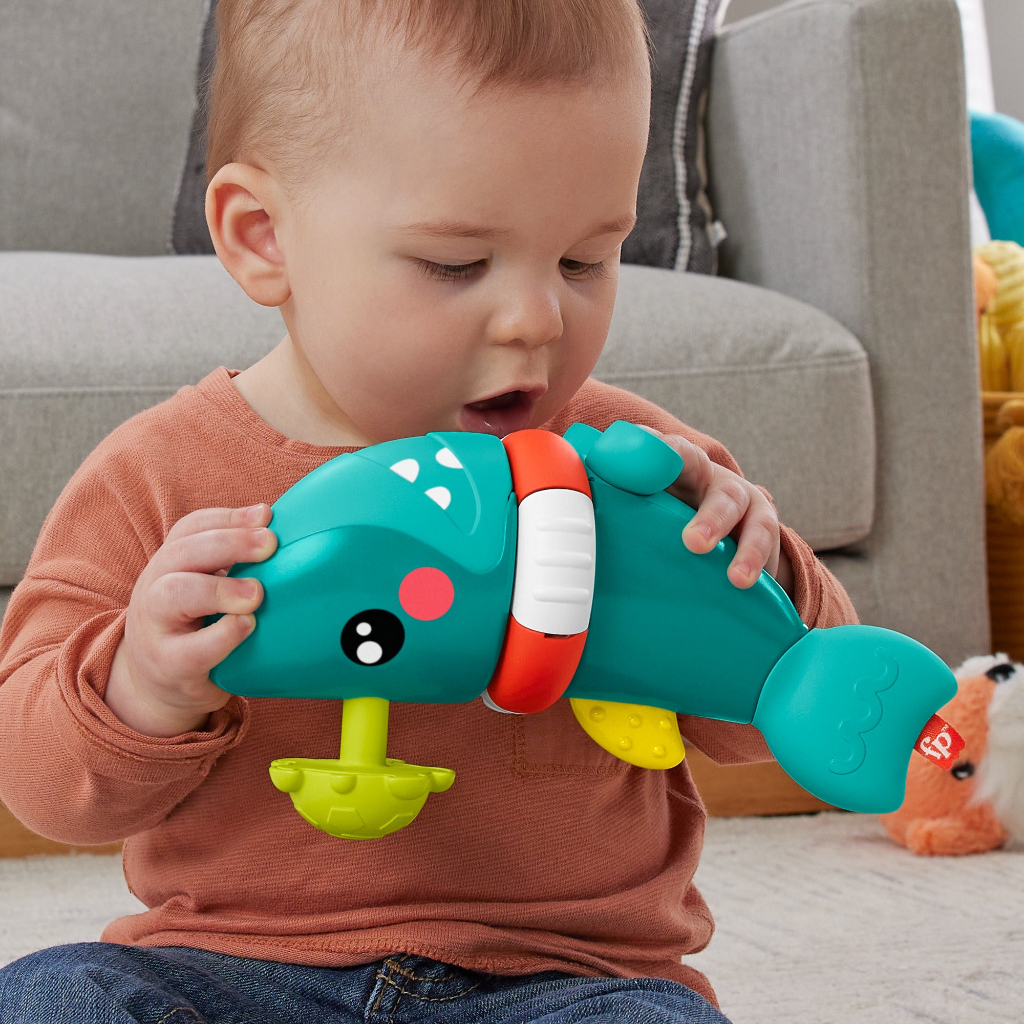 Bebeklerin ince motor becerilerini geliştiren ve duyusal gelişime yardımcı özellikleri bulunan Fisher Price Eğlenceli Köpek Balığı
