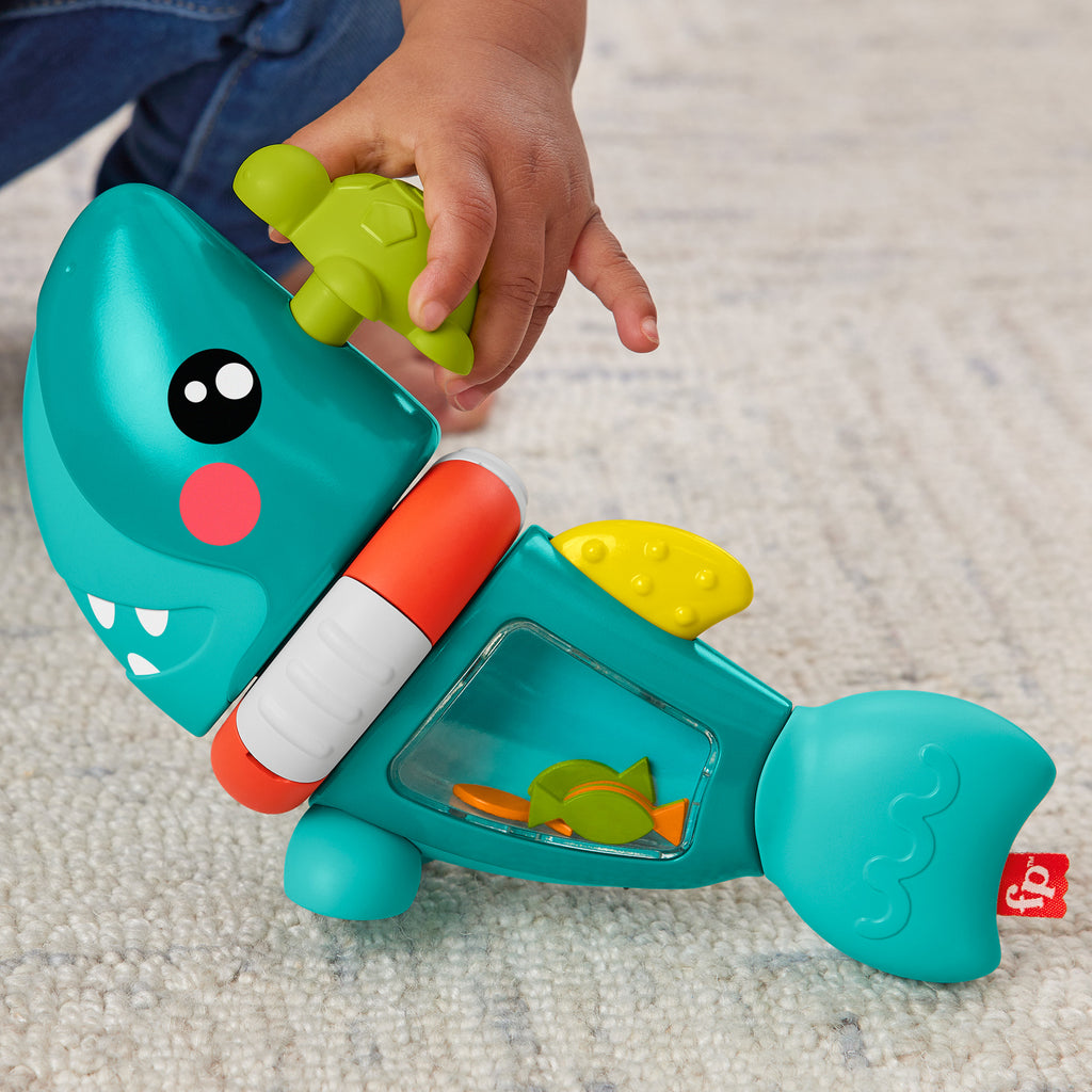 Bebeklerin ince motor becerilerini geliştiren ve duyusal gelişime yardımcı özellikleri bulunan Fisher Price Eğlenceli Köpek Balığı