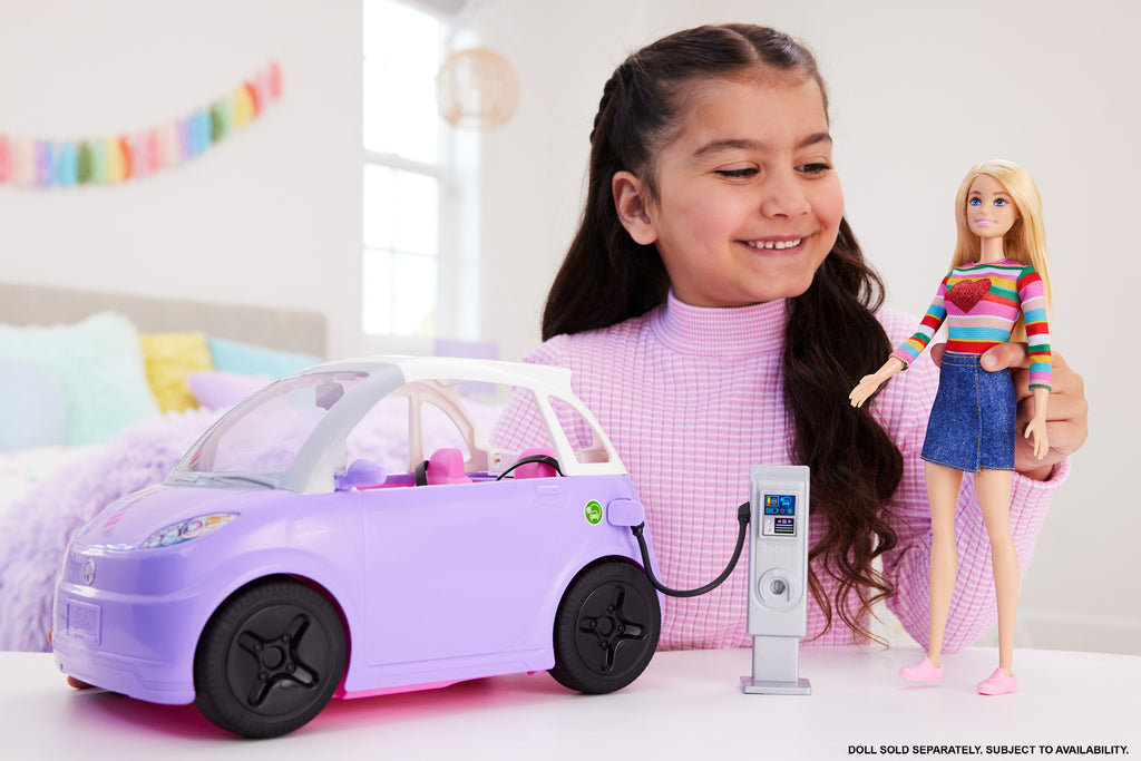 Barbie® arabası, çocuklar için oyuncaklar, şarj istasyonlu "elektrikli araba"