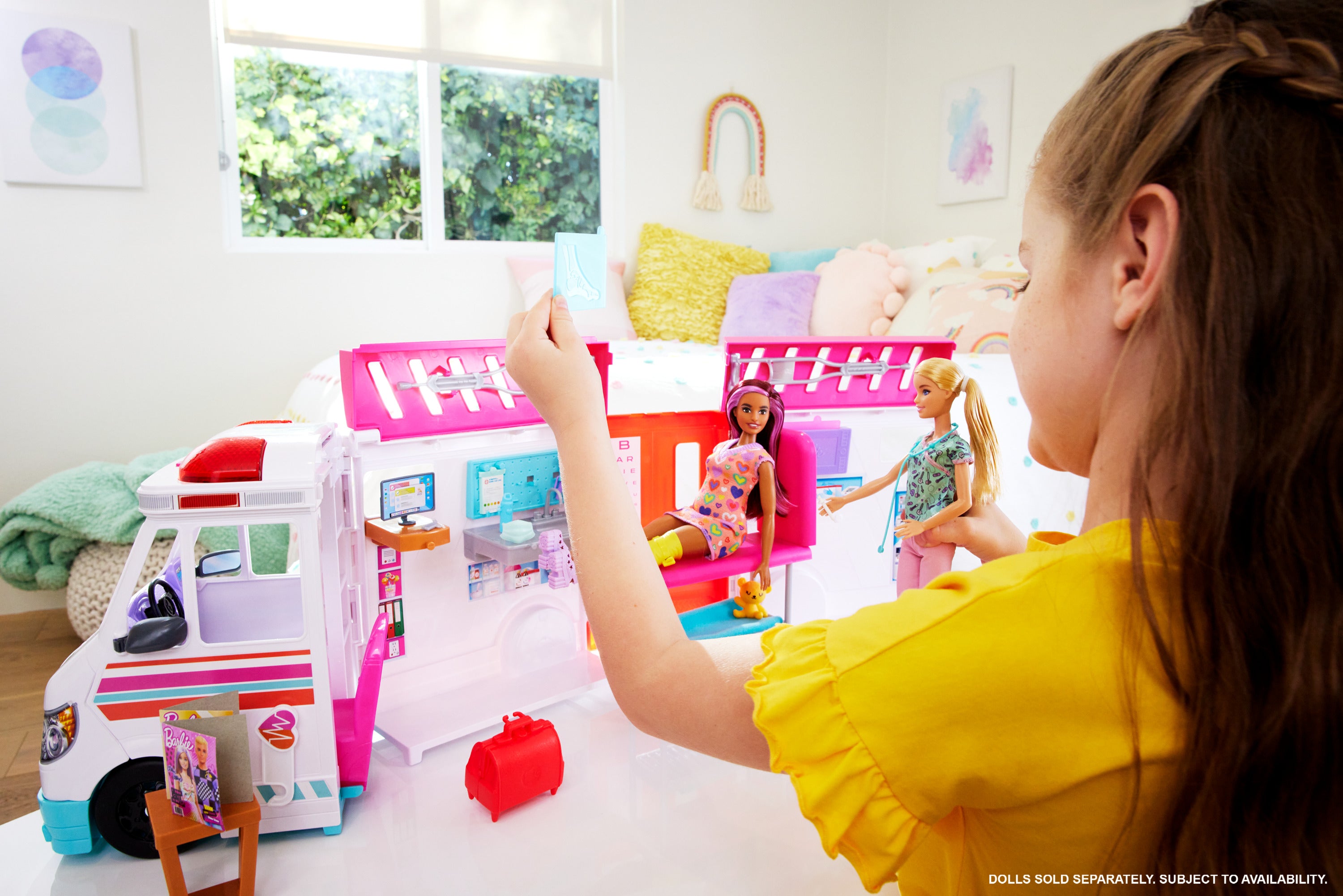 Barbie Ambulans ve Klinik 2'si 1 Arada Oyun Seti