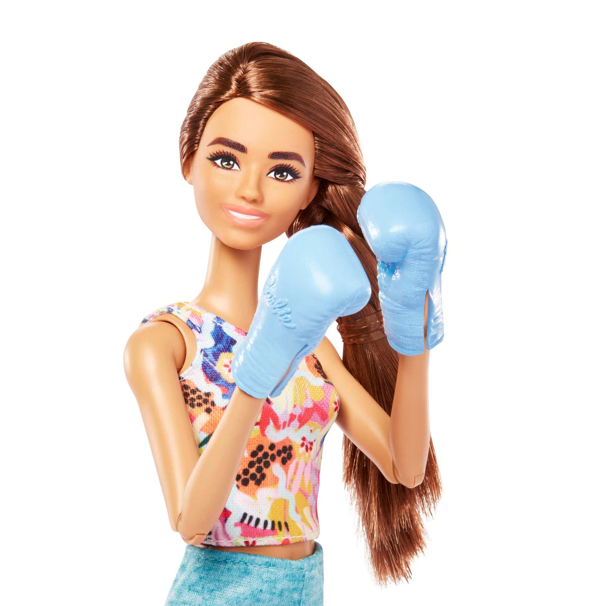 Yavru köpeği, spor kıyafetleri, patenleri ve tenis raketiyle Barbie® bebek