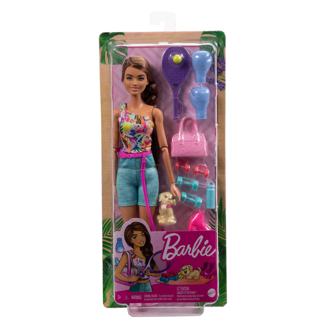 Yavru köpeği, spor kıyafetleri, patenleri ve tenis raketiyle Barbie® bebek