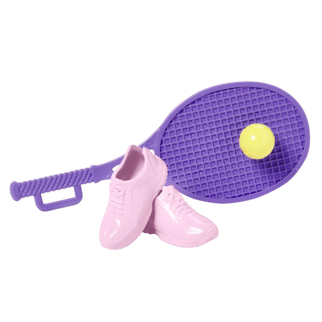 Yavru köpeği, spor kıyafetleri, patenleri ve tenis raketiyle Barbie® bebek