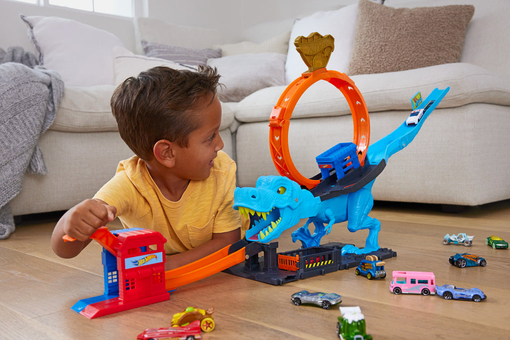 1 adet oyuncak araba içeren Hot Wheels™ şehri pist seti, T-Rex akrobasi ve yarış çemberli oyun seti