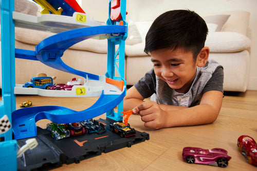 1 adet oyuncak araba ve Dönüşen Yarış Kulesi oyun seti içeren Hot Wheels™ şehri pist seti