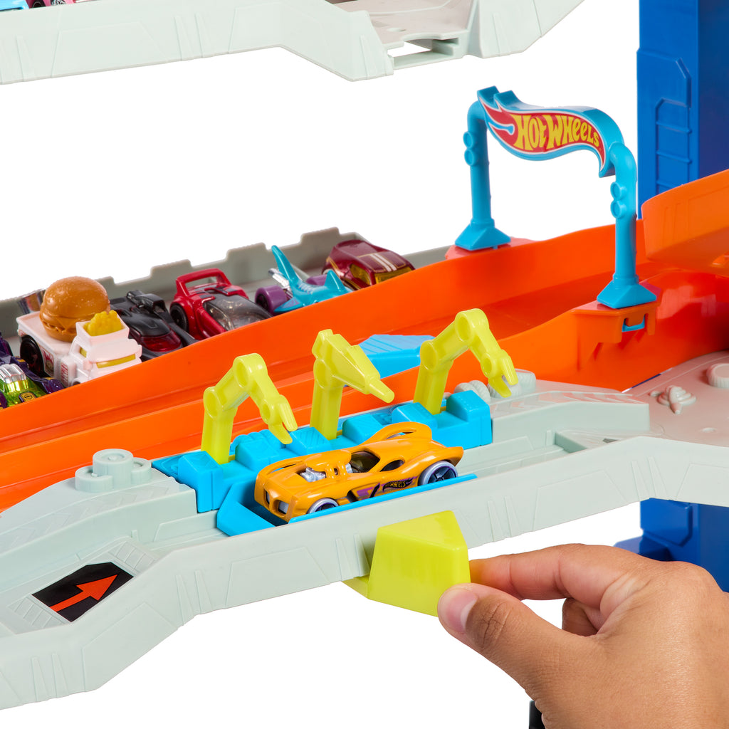2 Metal Araba ve 50'den Fazla Arabalık Oyuncak Otoparkı içeren Hot Wheels™ Şehri Yeni Ultimate Garaj Oyun Seti