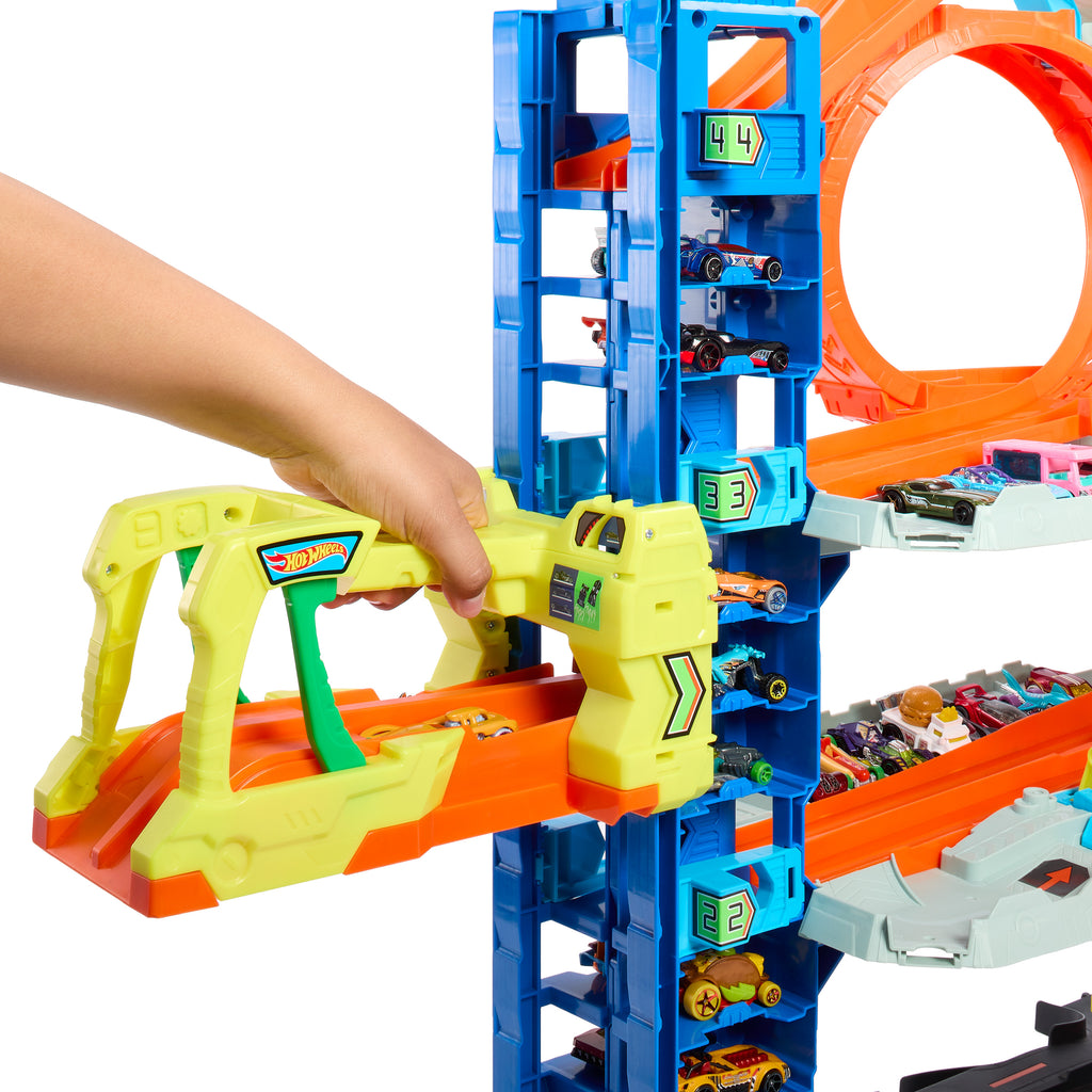 2 Metal Araba ve 50'den Fazla Arabalık Oyuncak Otoparkı içeren Hot Wheels™ Şehri Yeni Ultimate Garaj Oyun Seti