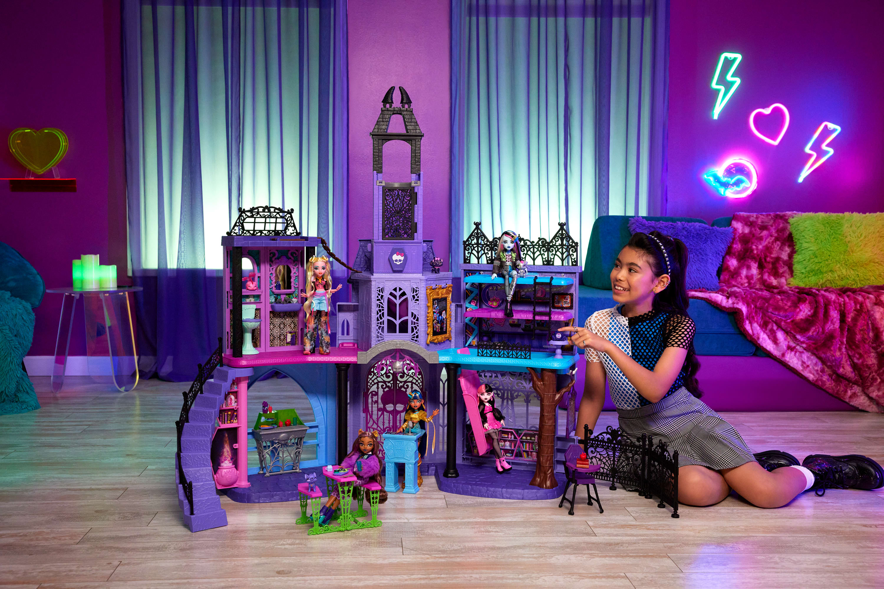 35'ten fazla mobilya ve aksesuarıyla Monster High Lise Oyun Seti