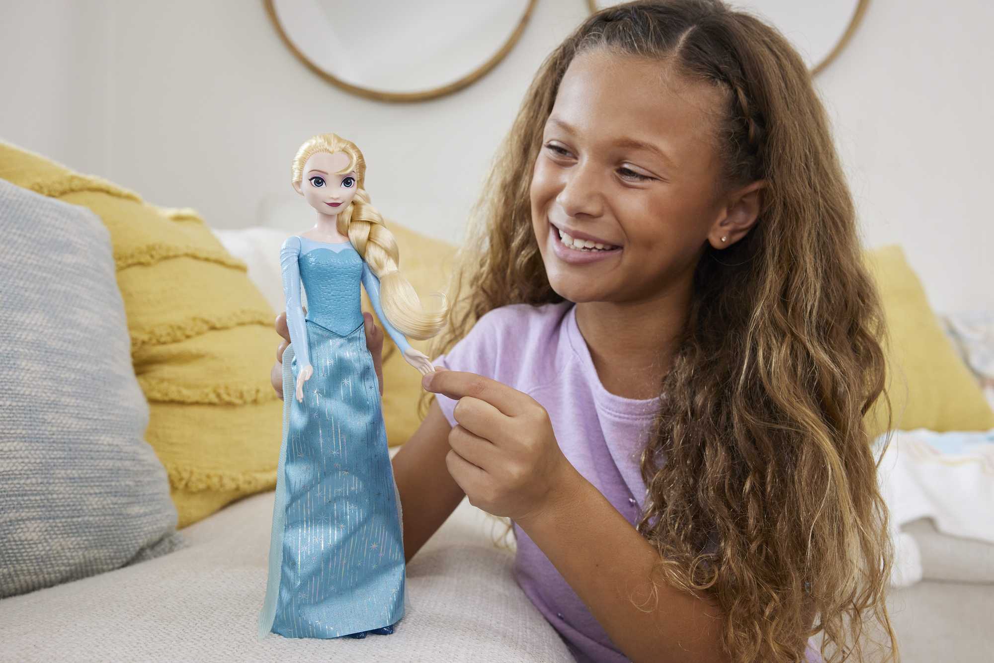 Disney Karlar Ülkesi Elsa bebek ve aksesuarlar, filmden esinlenen oyuncak
