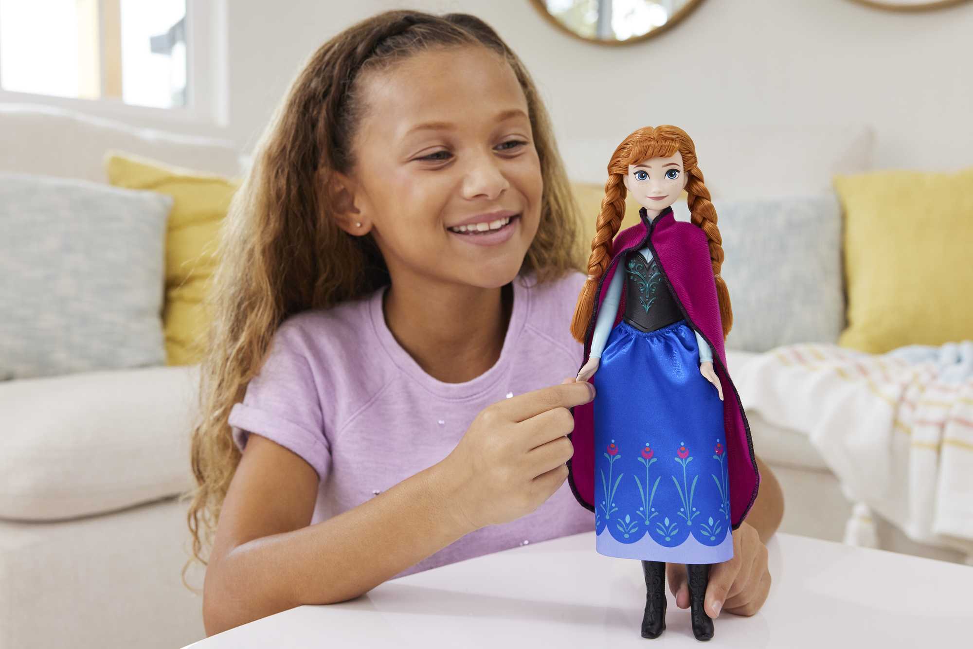 Disney Karlar Ülkesi Anna bebek ve aksesuarlar, filmden esinlenen oyuncak