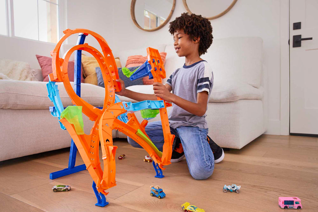 1 adet Hot Wheels® araba ve 8 şeklinde pist içeren Hot Wheels® pist seti