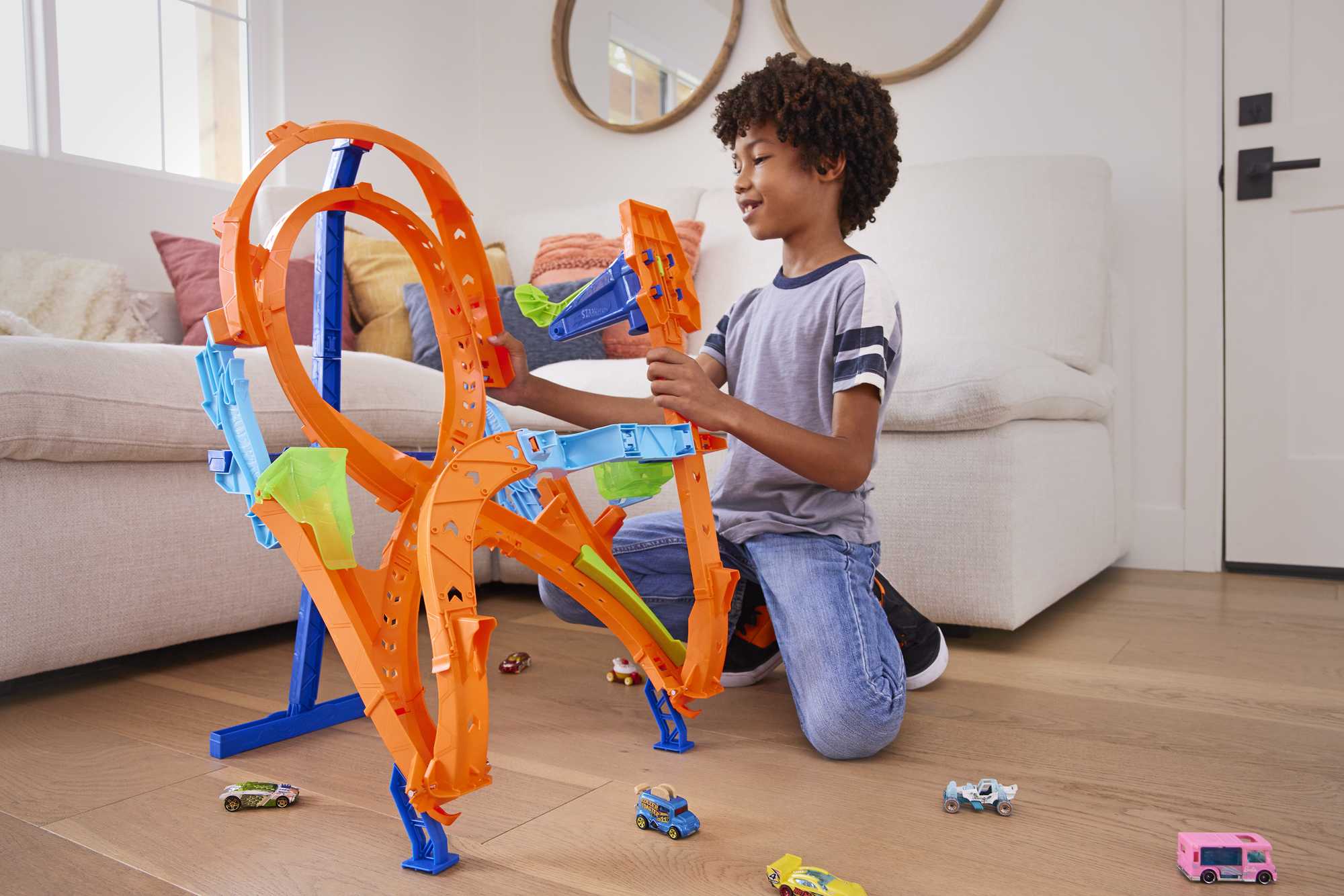 1 adet Hot Wheels® araba ve 8 şeklinde pist içeren Hot Wheels® pist seti