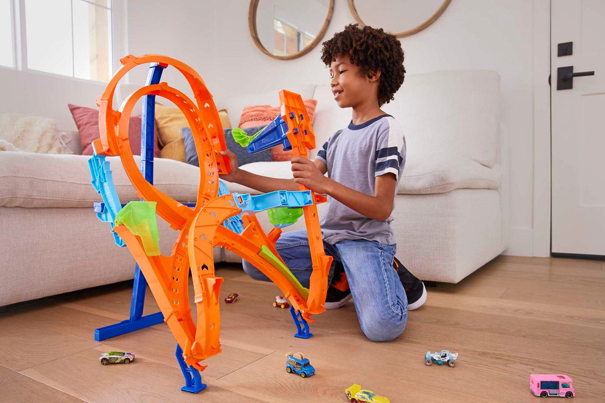 1 adet Hot Wheels® araba ve 8 şeklinde pist içeren Hot Wheels® pist seti