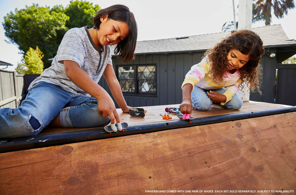 Hot Wheels Skate™ 8'li Tony Hawk temalı parmak kaykayı ve ayakkabı seti