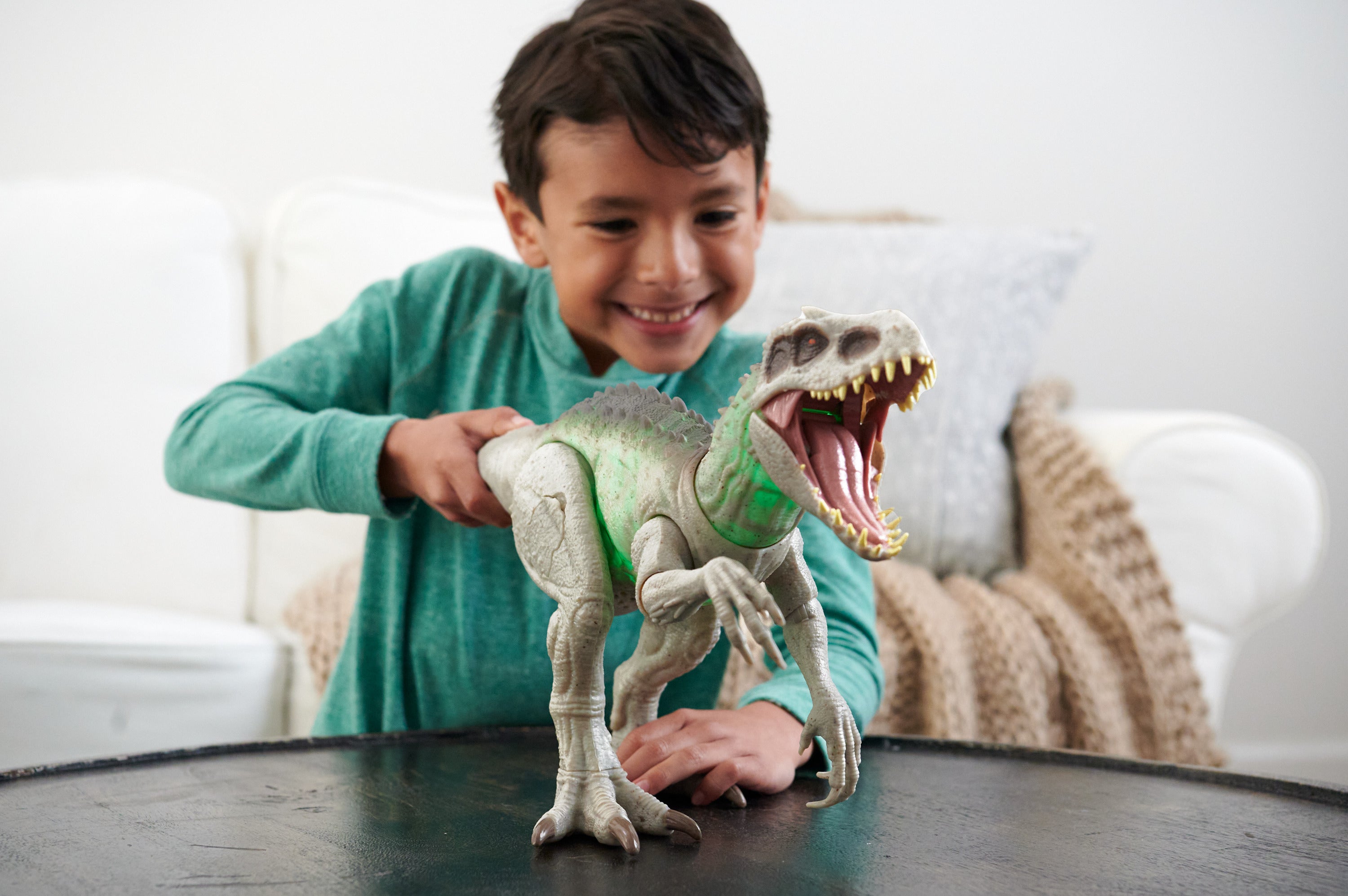 Jurassic World Kamuflaj Dinozor Figürü,
aksiyon figürü; ışıklı, sesli ve hareketli