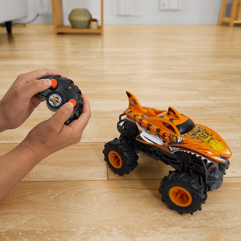 Uzaktan kumandalı ve 1:24 ölçekli Hot Wheels® Monster Trucks RC HW Tiger Shark RC™ oyuncak kamyon