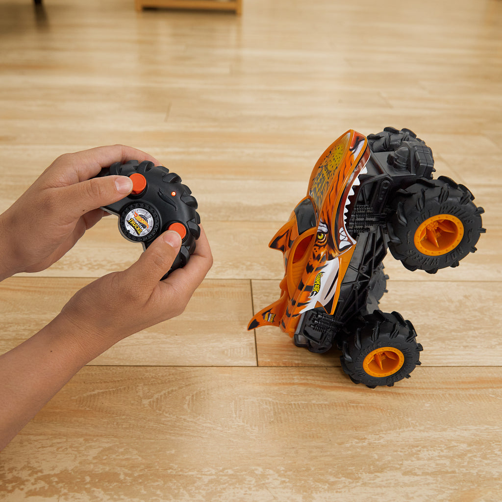 Uzaktan kumandalı ve 1:24 ölçekli Hot Wheels® Monster Trucks RC HW Tiger Shark RC™ oyuncak kamyon