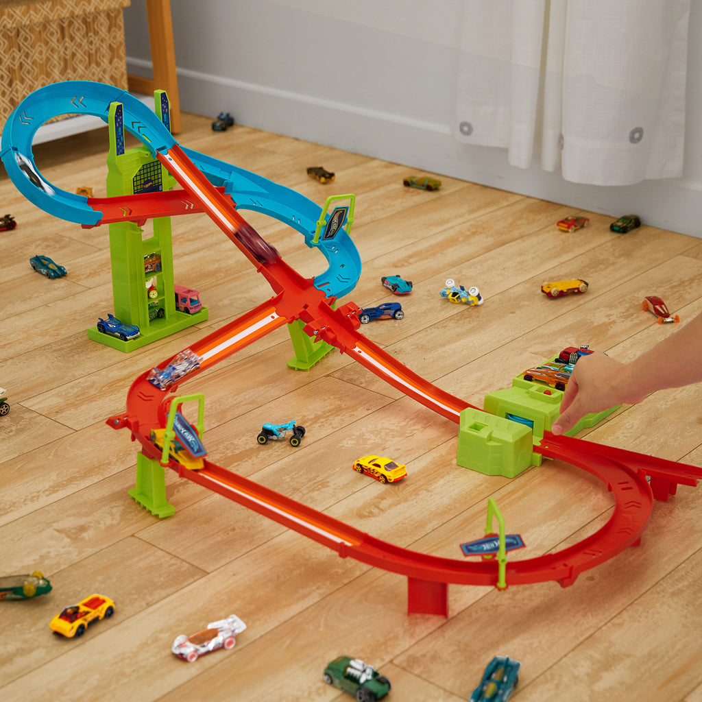 Hot Wheels Neon Yarışlar Çoklu Yarış Heyecanı Pist Seti, 1 adet Hot Wheels® Araba