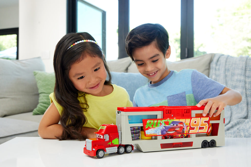 1 adet oyuncak araba ve aksesuarlar bulunan Cars Mack Tır - Renk Değişimi Eğlencesi Oyun Seti
