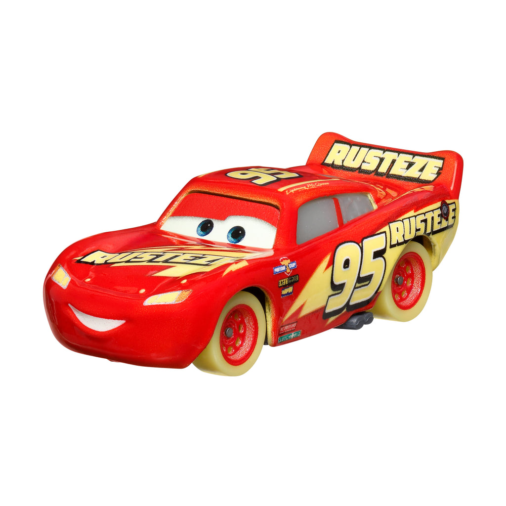 Disney ve Pixar Cars Parlak Yarışçılar araçları karanlıkta parlayan, 1:55 ölçekli metal oyuncak arabalar içerir.