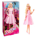 Koleksiyona uygun Barbie™ Filmi bebeği, pötikare desenli pembe elbise giyen Margot Robbie Barbie rolünde