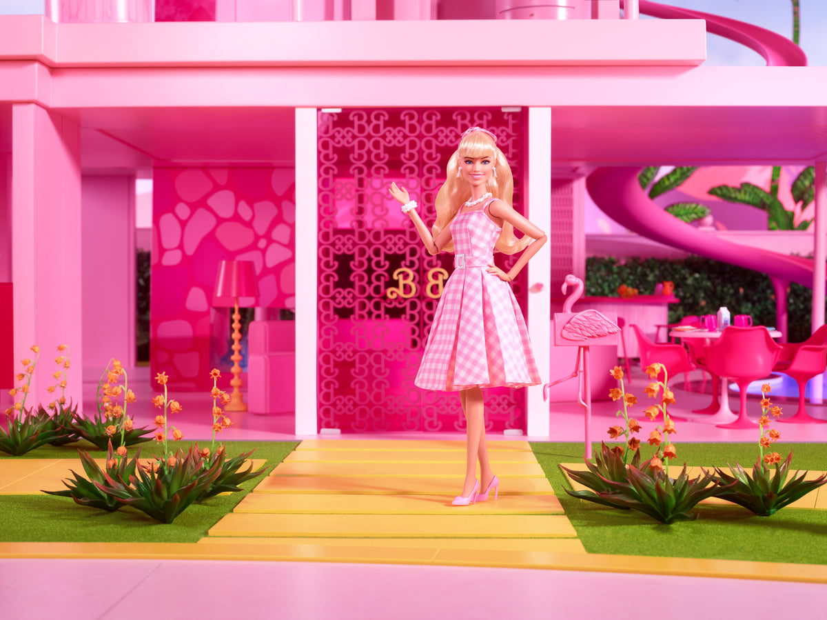 Koleksiyona uygun Barbie™ Filmi bebeği, pötikare desenli pembe elbise giyen Margot Robbie Barbie rolünde