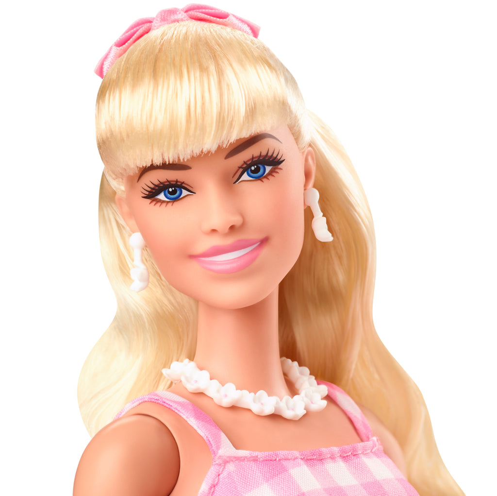 Koleksiyona uygun Barbie™ Filmi bebeği, pötikare desenli pembe elbise giyen Margot Robbie Barbie rolünde