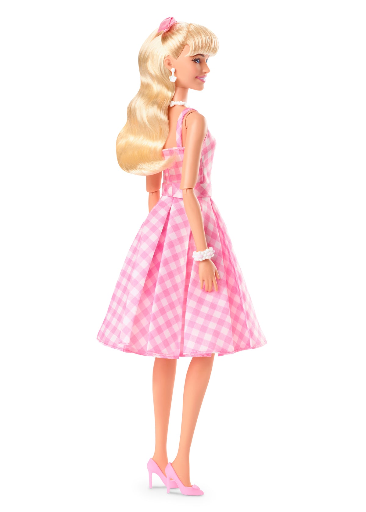 Koleksiyona uygun Barbie™ Filmi bebeği, pötikare desenli pembe elbise giyen Margot Robbie Barbie rolünde