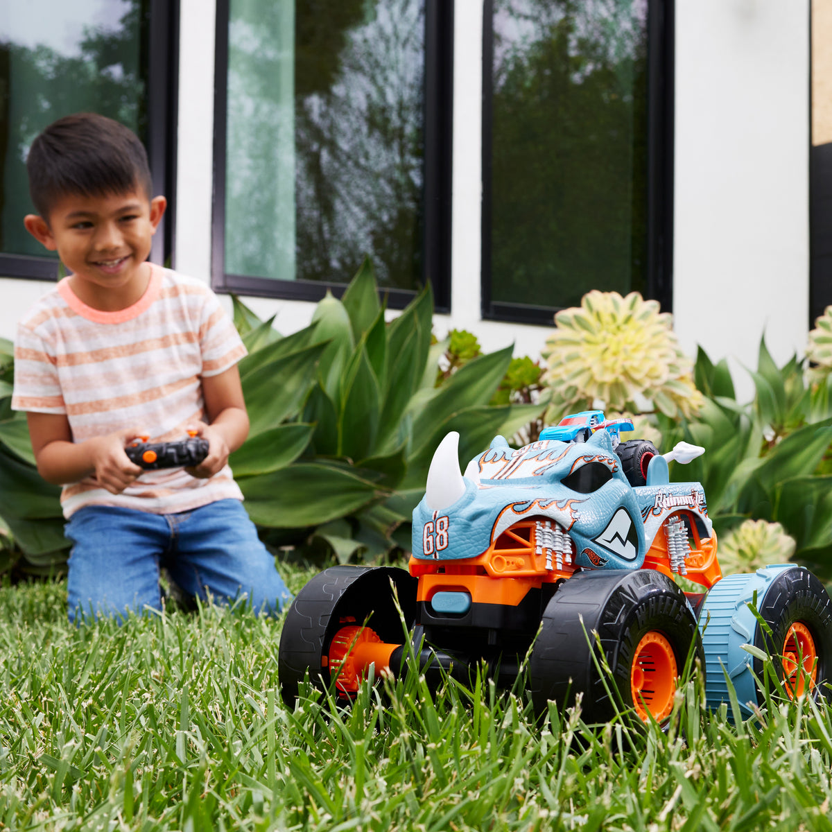 1:12 ölçekli Hot Wheels® Monster Trucks HW Uzaktan Kumandayla Dönüşen Rhinomite™ ve 1:64 ölçekli oyuncak kamyon