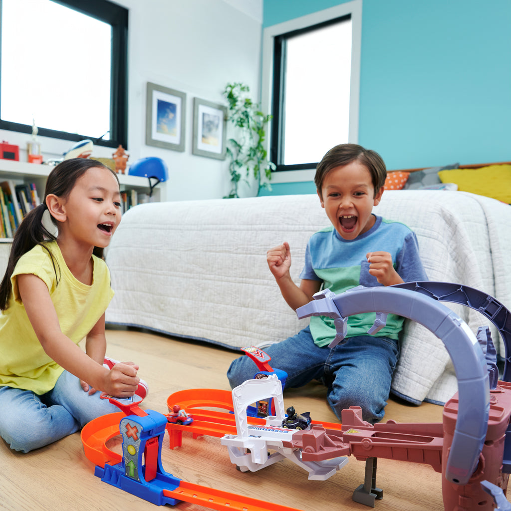 Hot Wheels Racerverse Marvel Pist Seti, 2 Hot Wheels® Yarışçısı