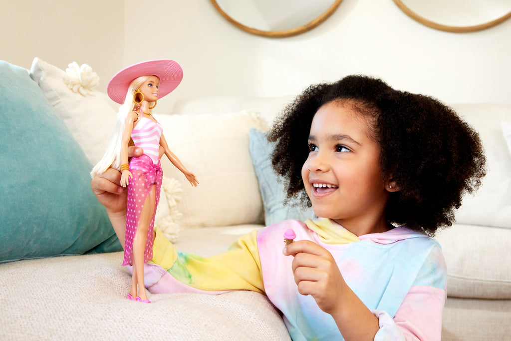 Mayosu ve plaj temalı aksesuarları olan sarışın Barbie® bebek