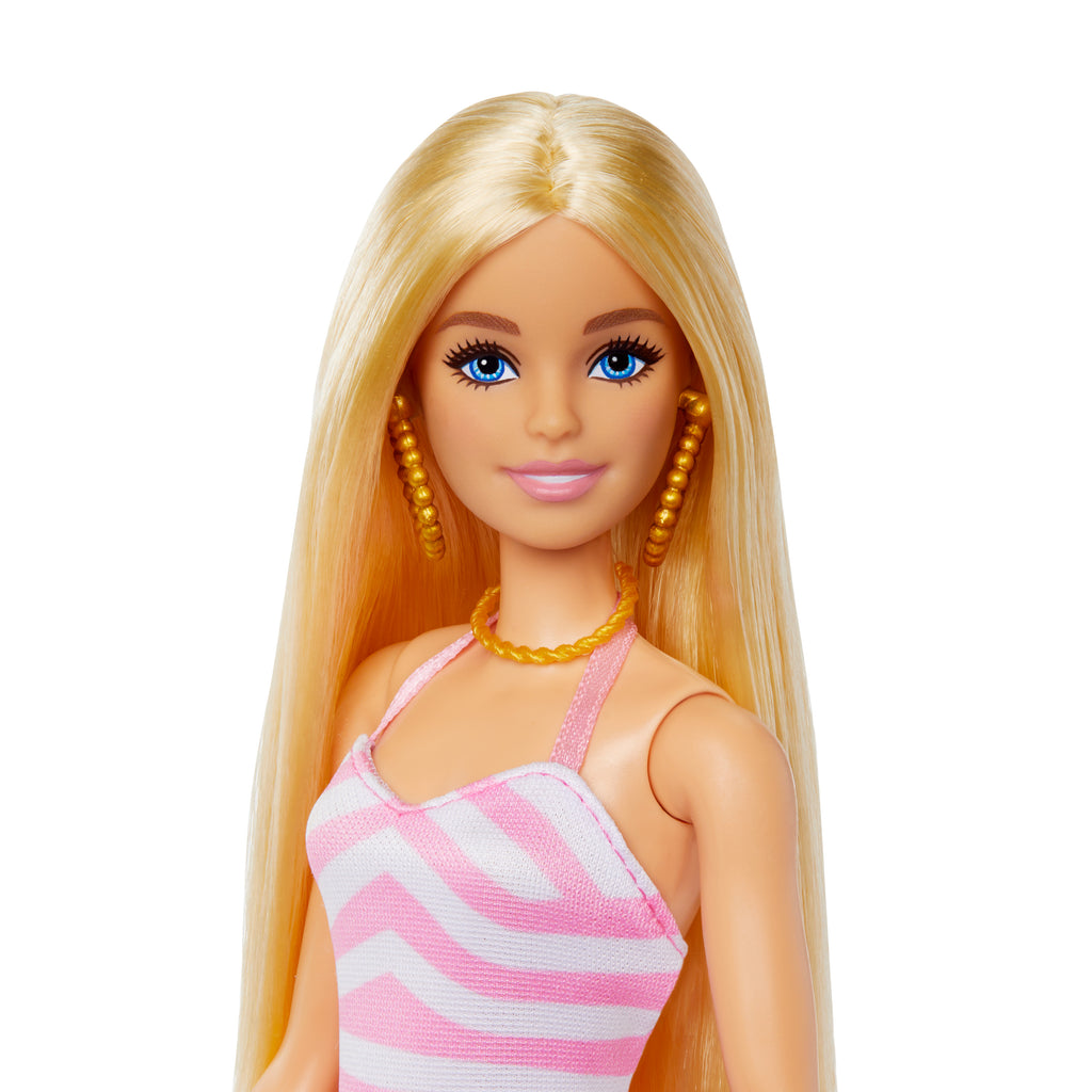 Mayosu ve plaj temalı aksesuarları olan sarışın Barbie® bebek