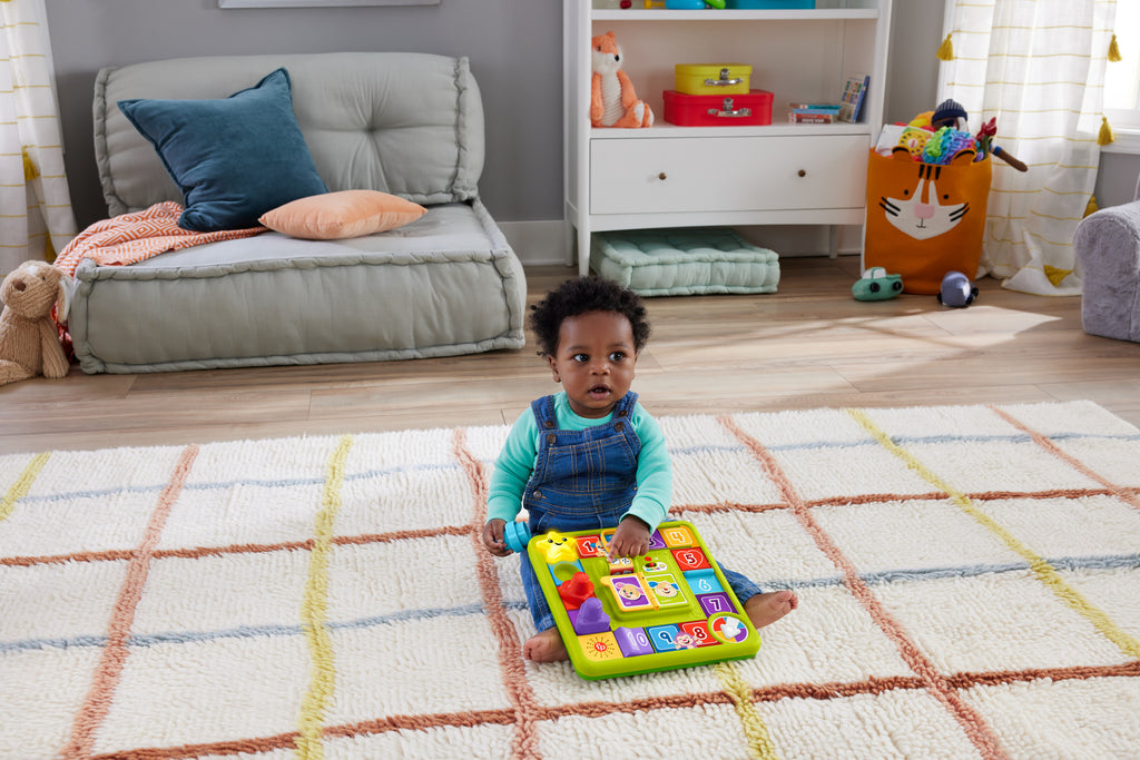 Fisher-Price Müzikli Canlandırma Masa Oyunu Bebek Oyuncağı, Eğlen ve Öğren Köpekçik'in Oyun İstasyonu, Çok Dilli Versiyon