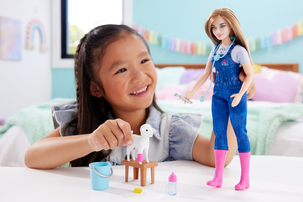 Kariyer bebeği ve 10 aksesuar içeren Barbie 65. Yıl Dönümü Setleri (Stiller çeşitlilik gösterebilir)