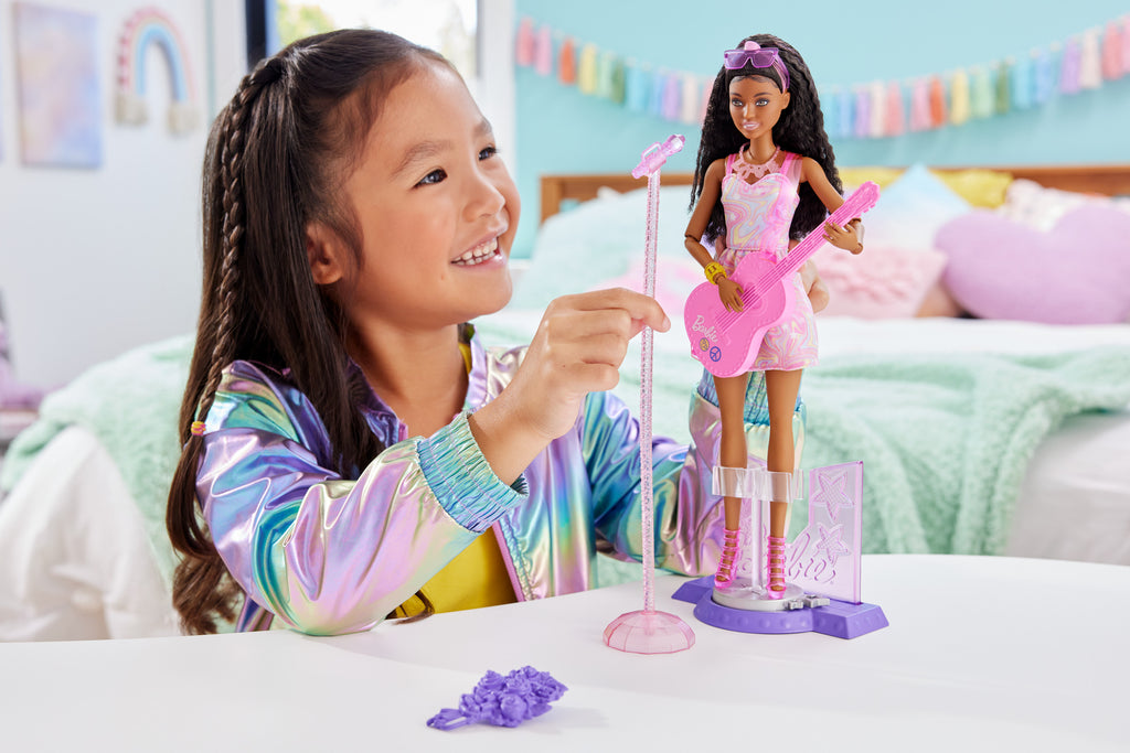 Kariyer bebeği ve 10 aksesuar içeren Barbie 65. Yıl Dönümü Setleri (Stiller çeşitlilik gösterebilir)