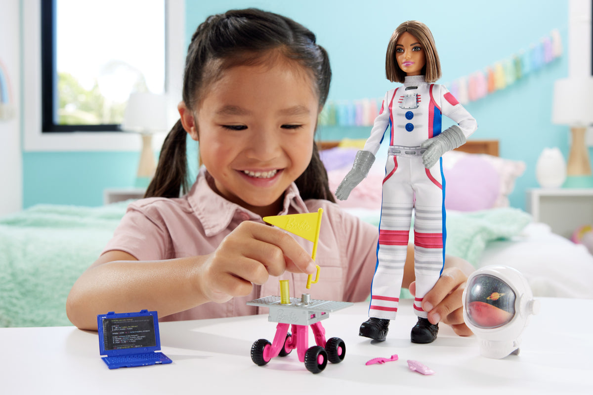 Barbie Deluxe Kariyer Bebek - Astronot, tekerlekli keşif aracı ve uzay kaskı dahil 10 aksesuar