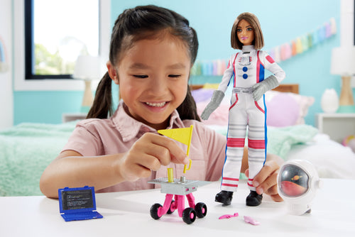 Barbie Deluxe Kariyer Bebek - Astronot, tekerlekli keşif aracı ve uzay kaskı dahil 10 aksesuar