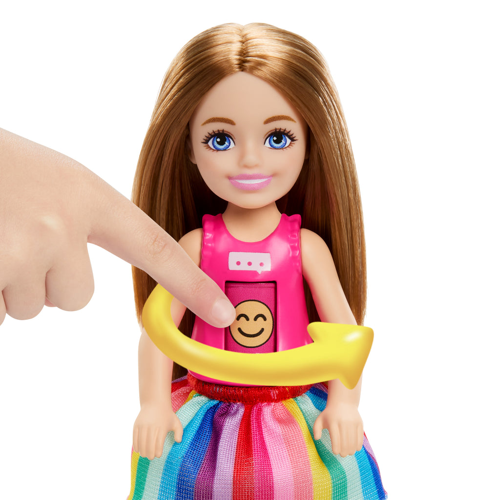 2 bebek, evcil hayvan ve aksesuarlar, dönen emojili tişört giyen minik bebek dahil Barbie sanat terapisi oyun seti