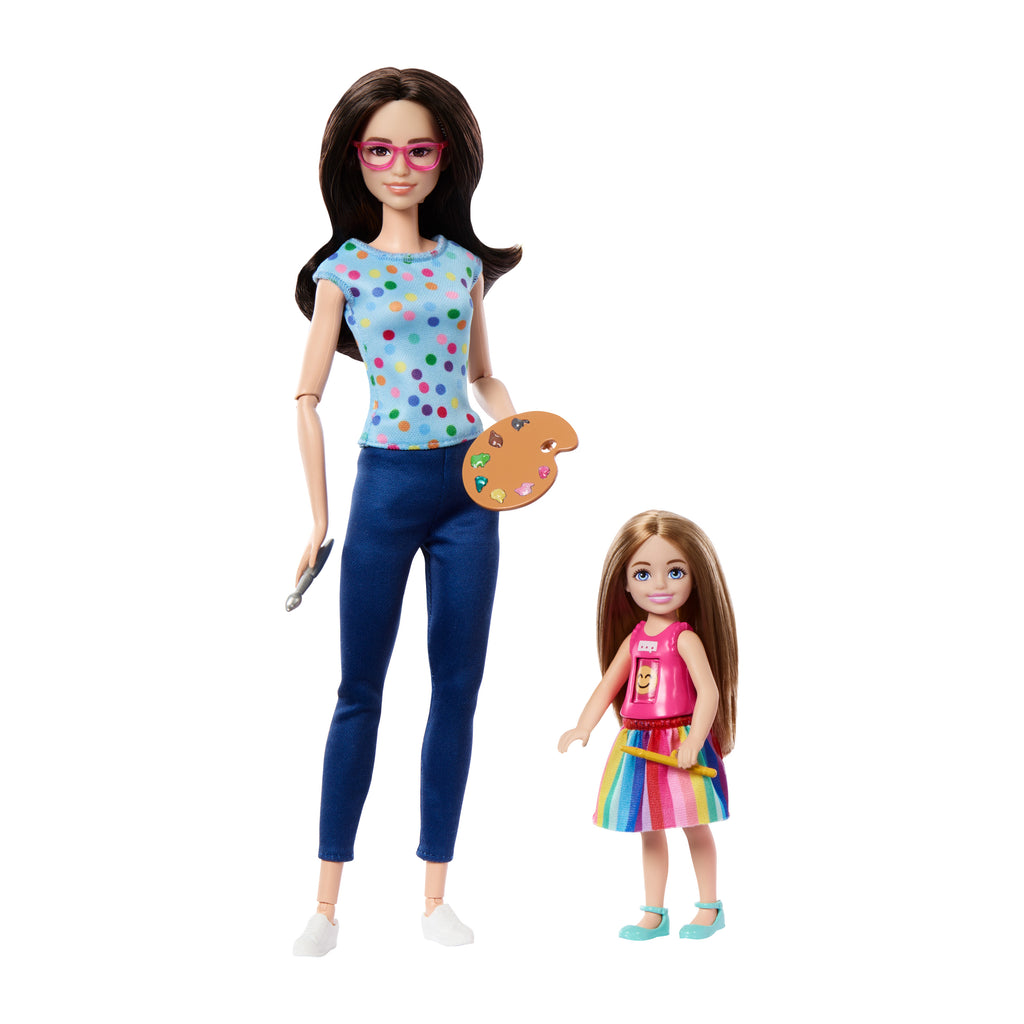 2 bebek, evcil hayvan ve aksesuarlar, dönen emojili tişört giyen minik bebek dahil Barbie sanat terapisi oyun seti