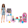Bir yetişkin ve iki küçük bebek ile 20'den fazla aksesuardan oluşan Barbie Okulumu Seviyorum oyun seti