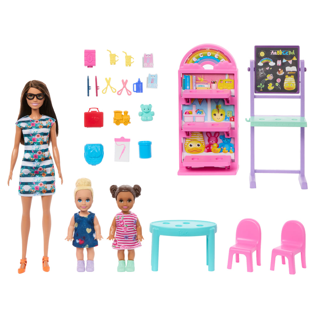 Bir yetişkin ve iki küçük bebek ile 20'den fazla aksesuardan oluşan Barbie Okulumu Seviyorum oyun seti