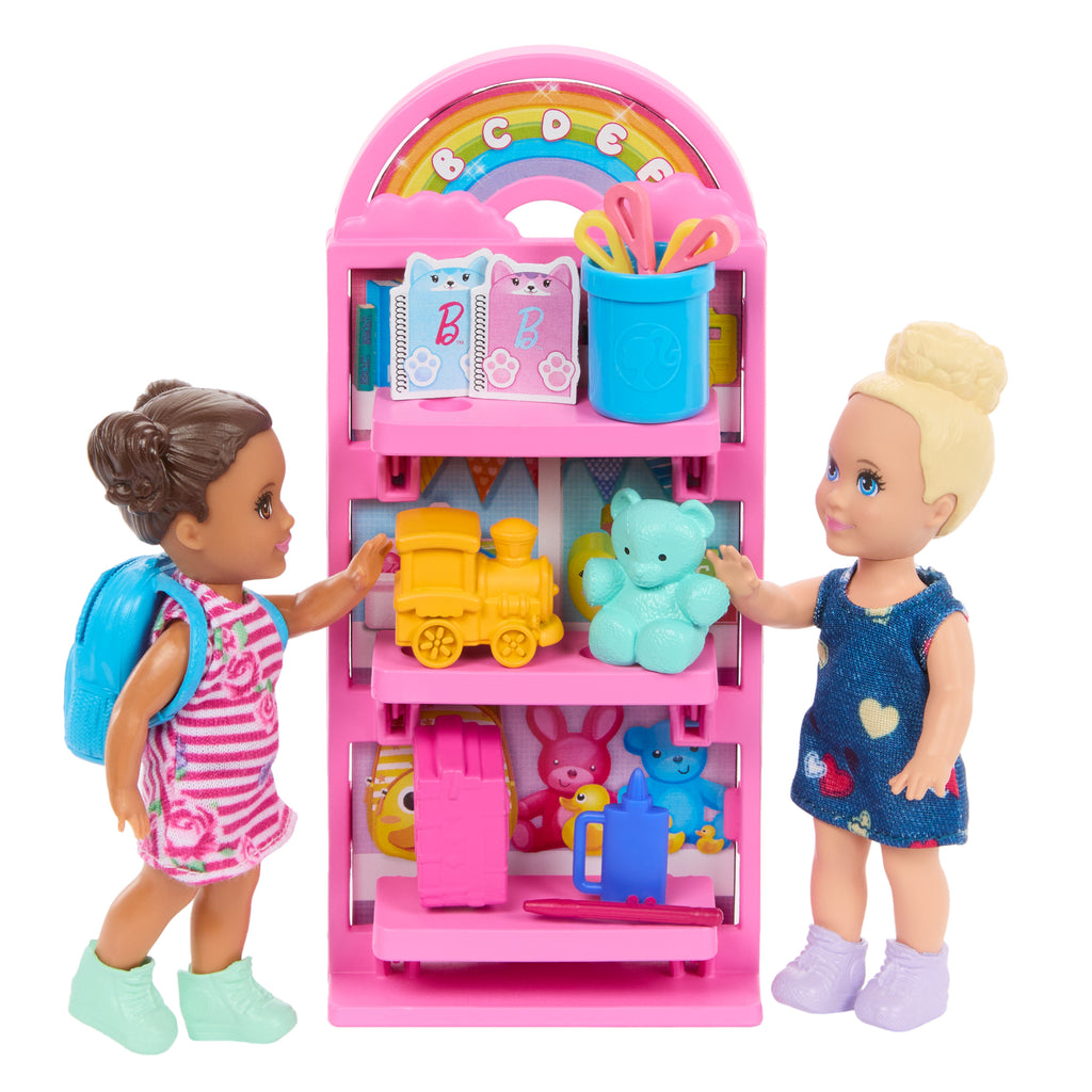 Bir yetişkin ve iki küçük bebek ile 20'den fazla aksesuardan oluşan Barbie Okulumu Seviyorum oyun seti