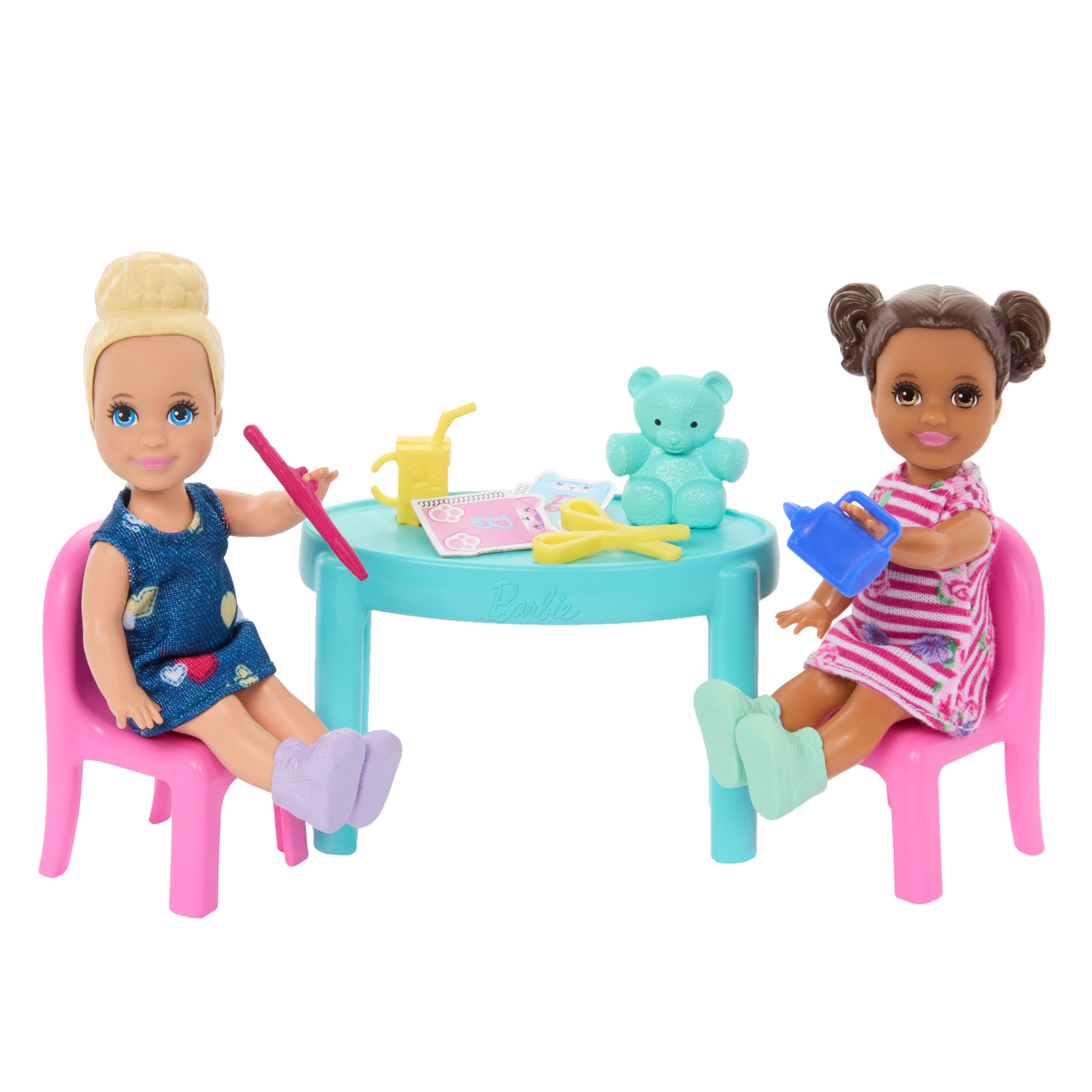 Bir yetişkin ve iki küçük bebek ile 20'den fazla aksesuardan oluşan Barbie Okulumu Seviyorum oyun seti