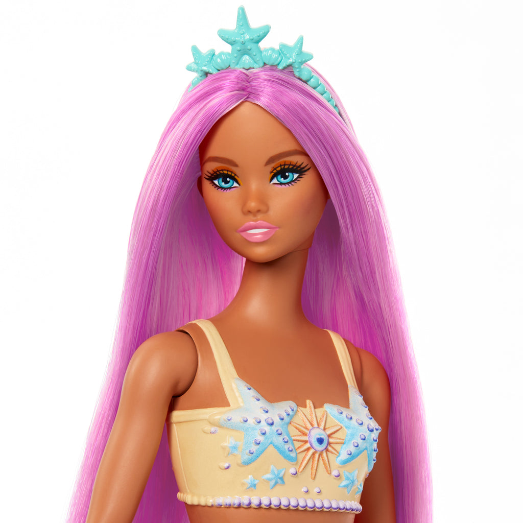 Pembe saçları, şeftali rengi kuyruğu ve saç aksesuarıyla Barbie deniz kızı bebek